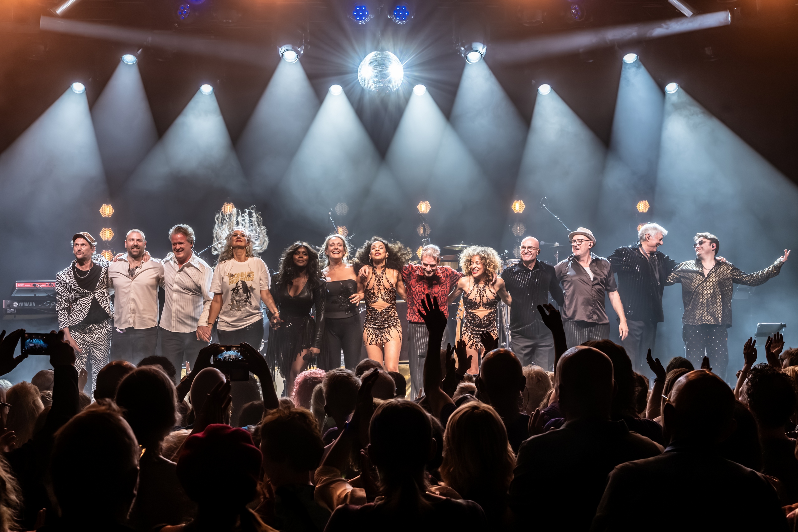 Donna's Hot Stuff met de voltallige bezetting vooraan op het podium tijdens het slotapplaus in Poppodium Boerderij
