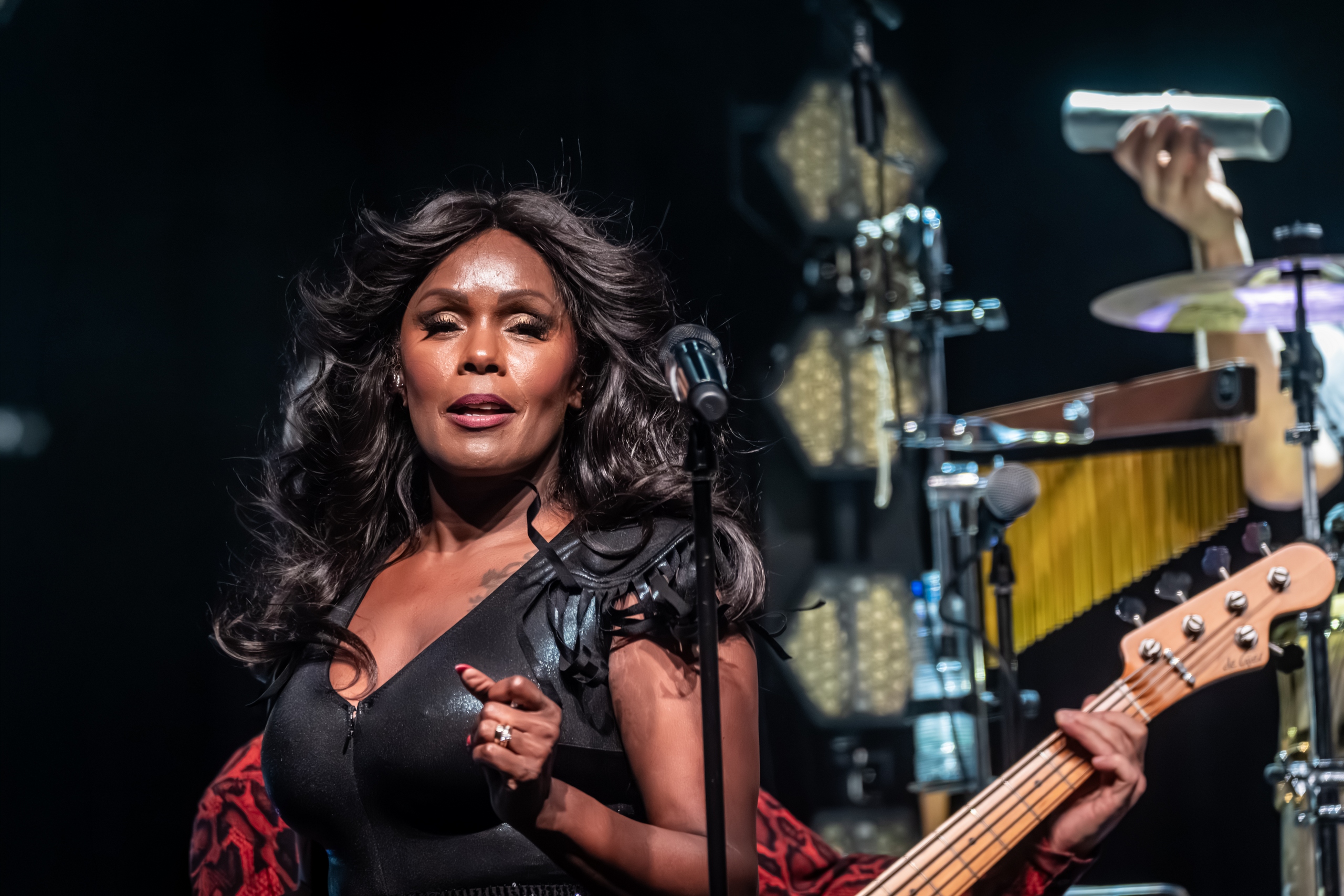 Irma Derby aan de microfoon naast de bassist