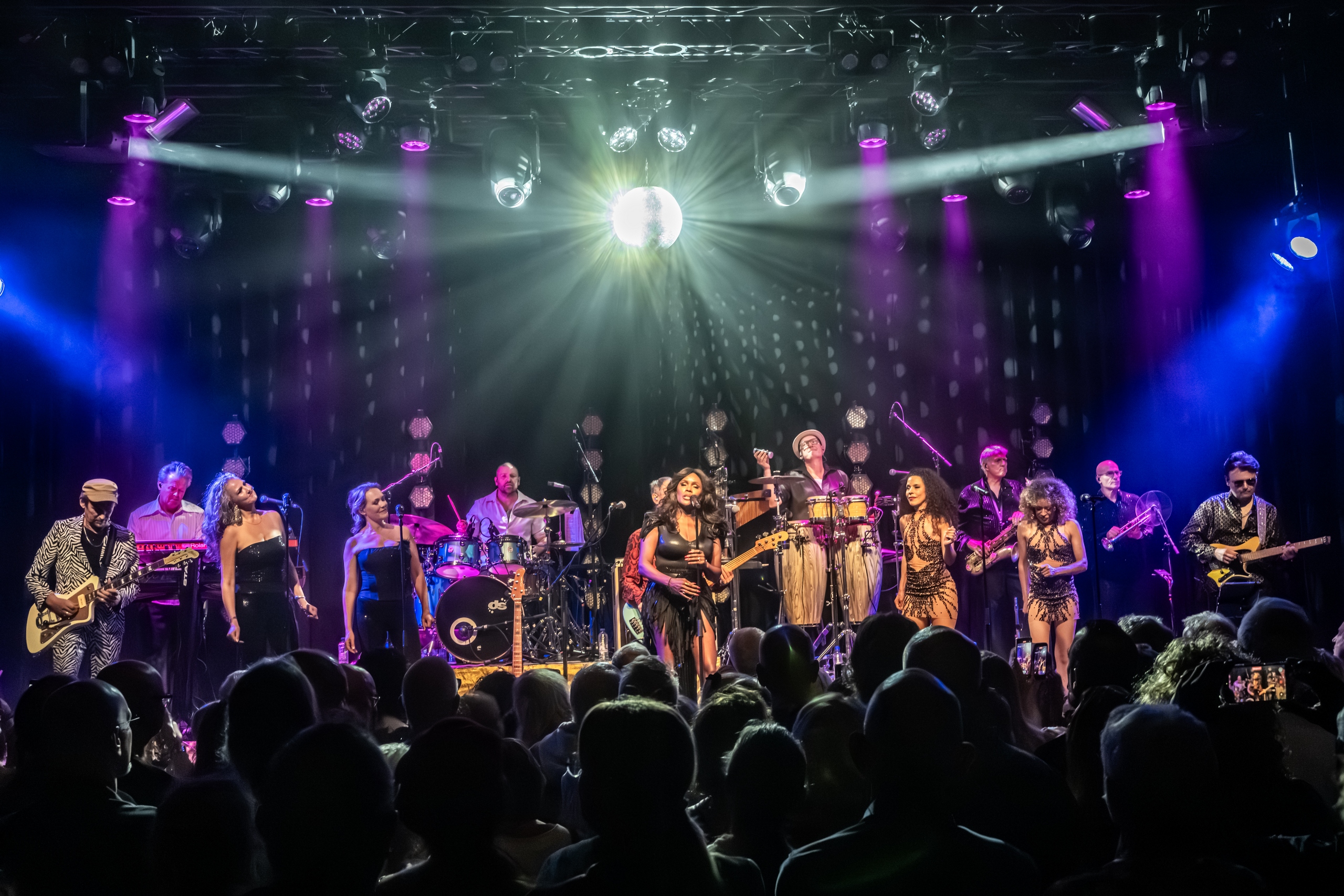 Donna's Hot Stuff met dertien muzikanten onder de spiegelbol in Poppodium Boerderij